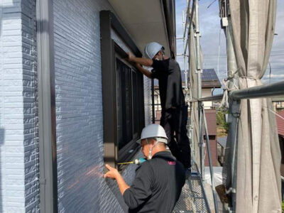 【シャッター取付け】施工中<br />
<br />
シャッター枠を既存窓に取付けます。