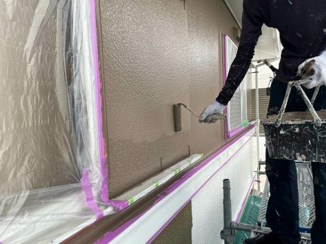 外壁サイディング<br />
（上塗り塗装）<br />
より強靭な塗膜を形成して、耐候性や仕上がりを良くするため、もう一度塗装を施します。