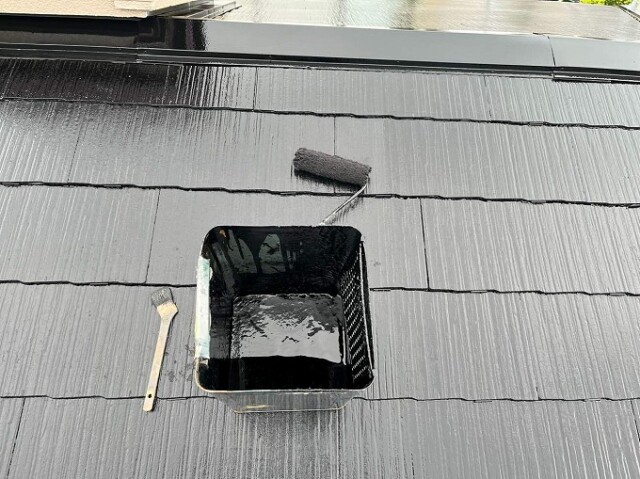 屋根カラーベスト　塗装２回目<br />
<br />
より強靭な塗膜厚を形成し仕上がりを良くするため、１回目よりも濃度を高くし（希釈率を下げ）て、もう１回塗装を施します。
