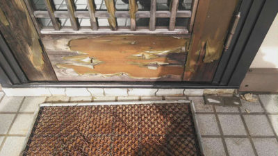 【玄関交換工事】内側土間施工前<br />
<br />
玄関ドア下の土間部にヒビやはく離の劣化が見られました。