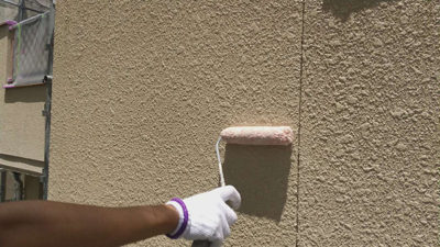 【スタッコ壁】下塗り塗装<br />
<br />
塗料の密着効果を高める目的と、吸い込みムラを無くす為の塗装です。下地の痛み具合や材質、立地条件によって下塗り材の種類を変更しています。強靭な塗膜を作る為には、ここが一番のポイントになるからです。<br />
<br />
＜浸透性型　下塗り塗装＞<br />
浸透性の下塗り材は、比較的状態がいい場合に使います。透明のプライマー（又はシーラー）は既存の塗膜と新しい塗膜をつける接着剤の役割をします。