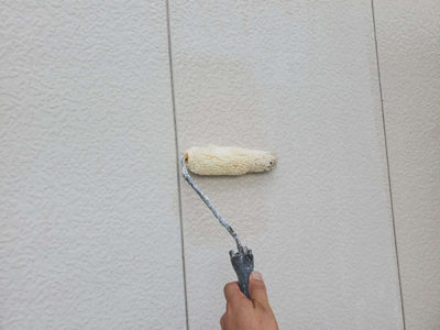 【外壁サイディング】下塗り塗装<br />
<br />
塗料の密着効果を高める目的と、吸い込みムラを無くす為の塗装です。下地の痛み具合や材質、立地条件によって下塗り材の種類を変更しています。強靭な塗膜を作る為には、ここが一番のポイントになるからです。<br />
＜浸透性型　下塗り塗装＞<br />
浸透性の下塗り材は、比較的状態がいい場合に使います。透明のプライマー（又はシーラー）は既存の塗膜と新しい塗膜をつける接着剤の役割をします。