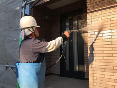 【高圧洗浄】外壁<br />
<br />
長年積もった汚れ、藻やコケ、チョーキングも完全に除去する事が目的です。<br />
汚れの積もった下地には、塗料は密着せず、剥離などの不具合発生の原因になりますので、とても重要な工程です。