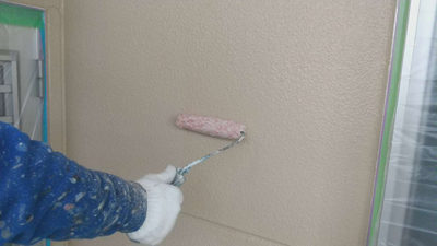 【外壁ＡＬＣ】下塗り塗装１回目<br />
<br />
塗料の密着効果を高める目的と、吸い込みムラを無くす為の塗装です。下地の痛み具合や材質、立地条件によって下塗り材の種類を変更しています。<br />
強靭な塗膜を作る為には、ここが一番のポイントになるからです。<br />
<br />
こちらにはカチオン系の下塗り材を塗装しました。<br />
非常に小さい粒子により構成された樹脂であることから、基材や旧塗膜の奥深く浸透して、アンカー効果を発揮し、接着面の強化や上塗り塗材との付着性を高めます。