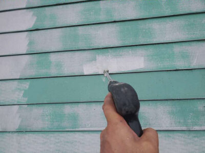【高圧洗浄】ＧＬ鋼板屋根<br />
<br />
長年積もった汚れ、藻やコケ、チョーキングも完全に除去する事が目的です。<br />
汚れの積もった下地には、塗料は密着せず、剥離などの不具合発生の原因になりますので、とても重要な工程です。