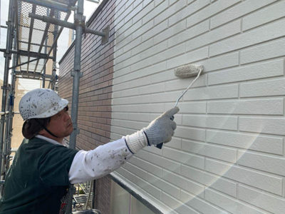 【外壁タイル調サイディング】中塗り塗装<br />
<br />
こちらも、汚れづらく耐久性に優れたフッ素塗装です。