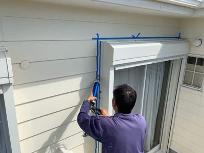 【シャッター窓へ取替え工事】枠周り防水処理<br />
<br />
枠周りに防水の為シーリング材を打設します。