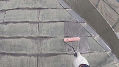 【カラーベスト屋根】下塗り塗装<br />
<br />
塗料の密着効果を高める目的と、吸い込みムラを無くす為の塗装です。下地の痛み具合や材質、立地条件によって下塗り材の種類を変更しています。強靭な塗膜を作る為には、ここが一番のポイントになるからです。<br />
<br />
＜浸透性型　下塗り塗装＞<br />
浸透性の下塗り材は、比較的状態がいい場合に使います。透明のプライマー（又はシーラー）は既存の塗膜と新しい塗膜をつける接着剤の役割をします。