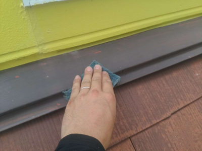 【カラーベスト屋根】棟板金　ケレン作業<br />
<br />
旧塗膜やサビを落としたり、塗装面を平滑でキレイにする作業です。<br />
加えて表面にキズを付けること（目荒らしという作業）で、塗料の密着を良くし、仕上がりの寿命を延ばすという大事な工程です。サビが無くても必ず行います。