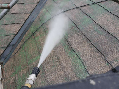 【高圧洗浄】屋根<br />
<br />
長年積もった汚れ、藻やコケ、チョーキングも完全に除去する事が目的です。<br />
汚れの積もった下地には、塗料は密着せず、剥離などの不具合発生の原因になりますので、とても重要な工程です。