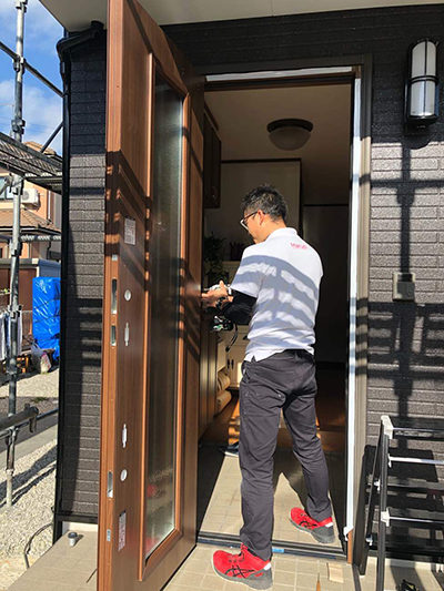 【玄関ドア交換】設置中<br />
<br />
新規の玄関ドアと枠を取付けています。<br />
今ある枠の上から、新しい枠を取り付けるカバー工法だから、壁や床を傷める心配もありません。