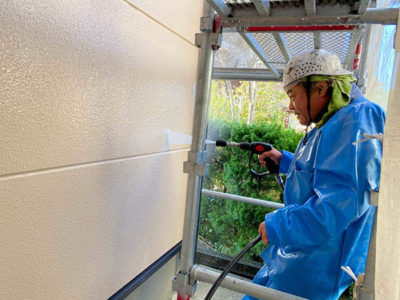 【高圧洗浄】外壁<br />
<br />
長年積もった汚れ、藻やコケ、チョーキングも完全に除去する事が目的です。<br />
汚れの積もった下地には、塗料は密着せず、剥離などの不具合発生の原因になりますので、とても重要な工程です。