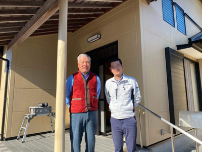 【記念撮影】<br />
<br />
Ｏ様と施工後のお宅前で、記念撮影していただきました！ありがとうございました！