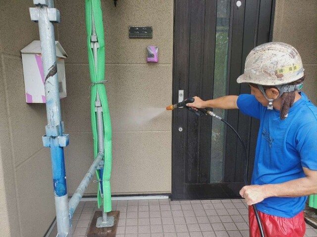 高圧洗浄（外壁）<br />
<br />
長年積もった汚れ、藻やコケ、チョーキングも完全に除去する事が目的です。<br />
汚れの積もった下地には、塗料は密着せず、剥離などの不具合発生の原因になりますので、とても重要な工程です。<br />
