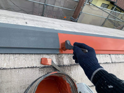 【屋根板金】下塗り塗装<br />
<br />
鉄部や板金部には、サビ止め塗装を下塗りとして施します。