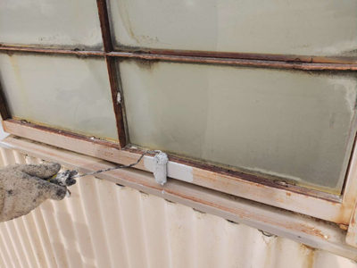 【窓枠】下塗り塗装<br />
<br />
鉄部や板金部には、サビ止め塗装を下塗りとして施します。