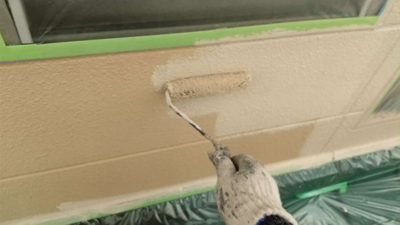 【外壁ＡＬＣ】中塗り塗装<br />
<br />
お客様にご指定いただいた、塗料を刷毛とローラーを使い丁寧に塗っていきます。基本的には塗膜を保持するために、手塗り塗装を行います。<br />
こちらの外壁へは無機塗装を施しました。無機塗料最大の特徴と言える超耐候性はもちろん、柔軟性、防藻、防カビ性に加え、<br />
親水性の高い無機塗膜により汚れを雨水で落とす特性も兼ね備えた最高クラス塗料です。