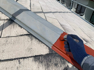 【屋根カラーベスト　棟板金】サビ止め塗装<br />
<br />
鉄部や板金部には、サビ止め塗装を下塗りとして施します。