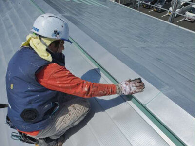 【ＧＬ鋼板屋根】ケレン作業<br />
<br />
鉄部や板金部分の旧塗膜やサビを落としたり、塗装面を平滑でキレイにする作業です。<br />
加えて表面にキズを付けること（目荒らしという作業）で、塗料の密着を良くし、仕上がりの寿命を延ばすという大事な工程です。
