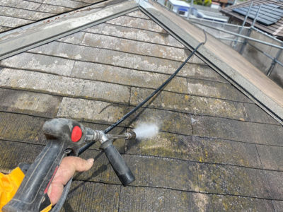 【高圧洗浄】屋根<br />
<br />
長年積もった汚れ、藻やコケ、チョーキングも完全に除去する事が目的です。<br />
汚れの積もった下地には、塗料は密着せず、剥離などの不具合発生の原因になりますので、とても重要な工程です。