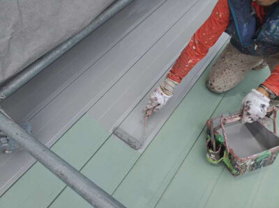 【ＧＬ鋼板屋根】サビ止め塗装<br />
<br />
鉄部や板金部には、サビ止め塗装を下塗りとして施します。