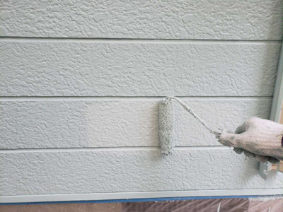 【外壁サイディング】上塗り塗装<br />
<br />
より強靭な塗膜を形成して、耐候性や仕上がりを良くするため、もう一度塗装を施します。