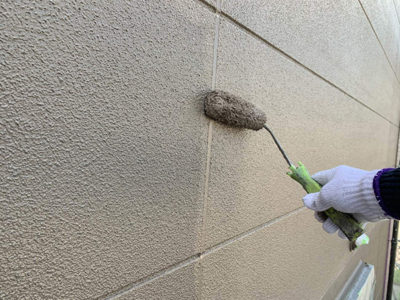 【外壁リシン壁】上塗り塗装<br />
<br />
より強靭な塗膜を形成して、耐候性や仕上がりを良くするため、もう一度塗装を施します。