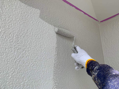 【モルタル壁】上塗り塗装<br />
<br />
より強靭な塗膜を形成して、耐候性や仕上がりを良くするため、もう一度塗装を施します。