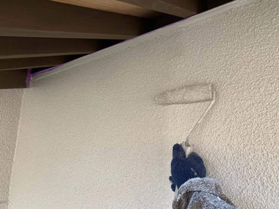 【リシン壁】上塗り塗装<br />
<br />
より強靭な塗膜を形成して、耐候性や仕上がりを良くするため、もう一度塗装を施します。