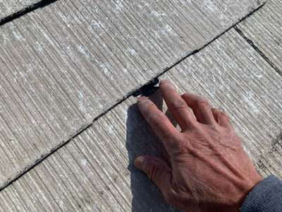 【屋根カラーベスト】タスペーサー挿入<br />
<br />
カラーベスト屋根の瓦と瓦の間に、適度な隙間を作るため作業です。<br />
この隙間がないと、毛細管現象により水分が上へのぼり、板と板の間へとどまって内部結露がおこり、屋根材を腐食させてしまいます。<br />
<br />
塗装した時に塗料がこの、大切な隙間を埋めてしまうのを防ぎます。