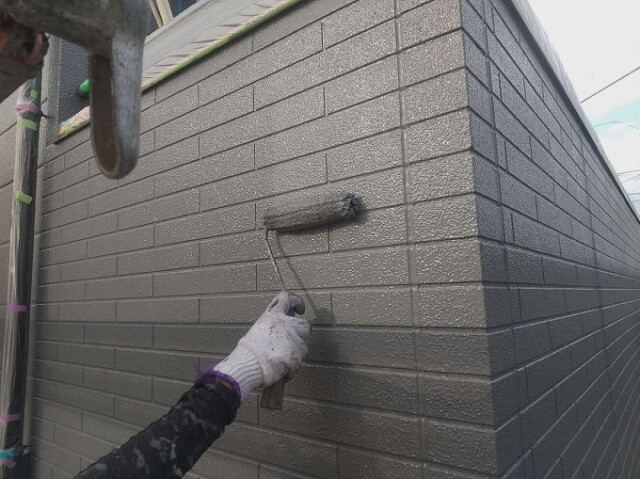 外壁サイディング<br />
（上塗り塗装）<br />
<br />
より強靭な塗膜を形成して、耐候性や仕上がりを良くするため、もう一度塗装を施します。