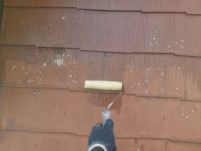 【カラーベスト屋根】下塗り塗装<br />
<br />
塗料の密着効果を高める目的と、吸い込みムラを無くす為の塗装です。下地の痛み具合や材質、立地条件によって下塗り材の種類を変更しています。強靭な塗膜を作る為には、ここが一番のポイントになるからです。<br />
<br />
＜浸透性型　下塗り塗装＞<br />
浸透性の下塗り材は、比較的状態がいい場合に使います。透明のプライマー（又はシーラー）は既存の塗膜と新しい塗膜をつける接着剤の役割をします。
