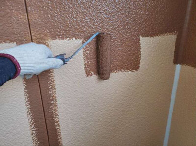 【外壁サイディング：ベランダ内壁】中塗り塗装<br />
<br />
こちらの塗料は、紫外線などにより発生した劣化因子 “ラジカル”を制す、1液水性多重ラジカル制御形無機有機ハイブリッド塗料です。<br />
自動車等の極めて高い耐候性が求められる分野で使用されている多重ラジカル制御形酸化チタンを、住宅塗装分野にて採用。従来のラジカル制御形塗料を凌ぐ超耐候性を実現します。塗膜表層は、付着した汚染物質を雨水が流し、カビや藻の発生も抑え、長期に渡り建物を美しく保つ超低汚染性を有します。