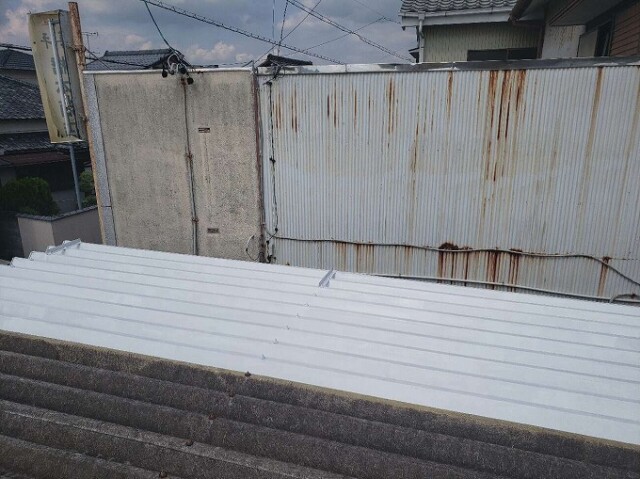 駐車場屋根（下塗り完了）