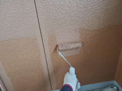 【外壁サイディング：ベランダ内壁】上塗り塗装<br />
<br />
より強靭な塗膜を形成して、耐候性や仕上がりを良くするため、もう一度塗装を施します。