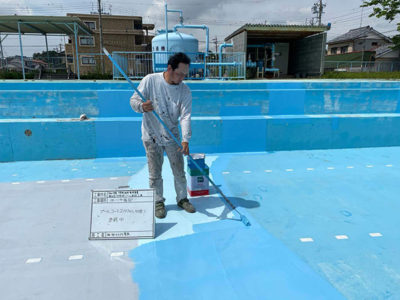 プールコ―ト中塗り塗装中