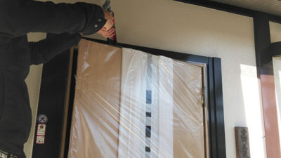 【玄関交換工事】新規ドア取付け<br />
<br />
漏水防止の為、既設枠と、新規枠の接合面にシーリング充てんしています。