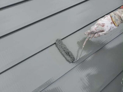 【ＧＬ鋼板屋根】塗装２回目<br />
<br />
より強靭な塗膜厚を形成し仕上がりを良くするため、１回目よりも濃度を高くし（希釈率を下げ）て、もう１回塗装を施します。