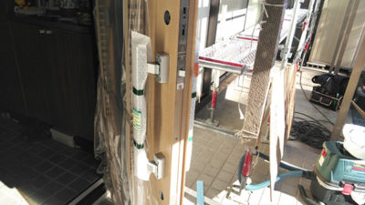 【玄関交換工事】新規ドア取付け<br />
<br />
ドアノブ設置完了