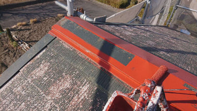 【屋根　棟板金】下塗り塗装完了<br />
<br />
鉄部や板金部には、サビ止めを下塗りします。