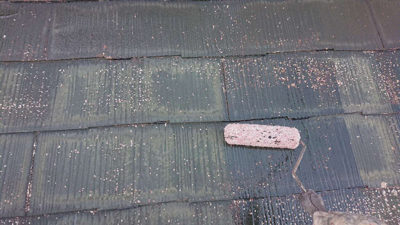 【カラーベスト屋根】下塗り塗装<br />
<br />
塗料の密着効果を高める目的と、吸い込みムラを無くす為の塗装です。下地の痛み具合や材質、立地条件によって下塗り材の種類を変更しています。強靭な塗膜を作る為には、ここが一番のポイントになるからです。<br />
＜浸透性型　下塗り塗装＞<br />
浸透性の下塗り材は、比較的状態がいい場合に使います。透明のプライマー（又はシーラー）は既存の塗膜と新しい塗膜をつける接着剤の役割をします。下地が痛んで、吸い込みが激しい場合は、再度塗装が必要です。