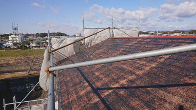【カラーベスト屋根】下塗り塗装１回目完了<br />
<br />
ほぼ吸い込んでいる様子が無い事を確認しました。これで下塗り塗装が完了となります。