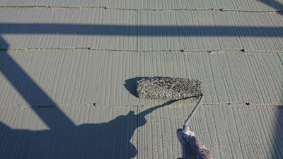 【カラーベスト屋根】上塗り塗装<br />
<br />
より強靭な塗膜を形成して、耐候性や仕上がりを良くするため、もう一度塗装を施します。