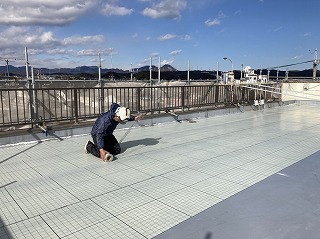 掛川市玩具老舗トイフルエポック様の《屋上防水工事》が始まりました。