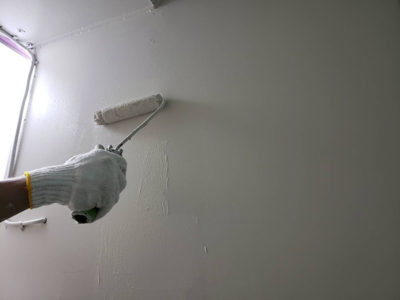 【壁】中塗り塗装<br />
<br />
防カビ塗装です。<br />
建物の寿命を縮め、住む人の健康にも害を及ぼす藻やカビを長期間防ぎます。