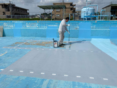 プールコ―ト下塗り塗装中