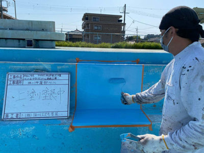 プールコ―ト上塗り塗装中