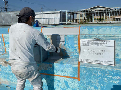 プールコ―ト下塗り塗装中