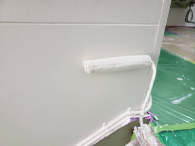 【壁】上塗り塗装<br />
<br />
より強靭な塗膜を形成して、耐候性や仕上がりを良くするため、もう一度塗装を施します。