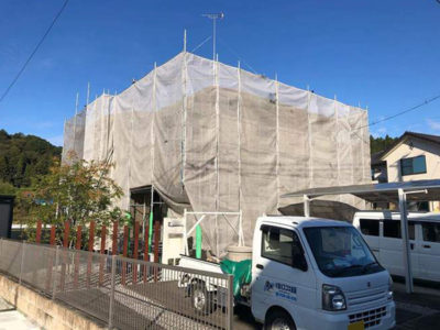 【足場架設】<br />
<br />
ご近所にご迷惑が掛らないように、慎重に足場を架設していきます。工事用養生ネットは、塗料飛散や高圧洗浄時の汚れ飛散には必ず必要な養生です。